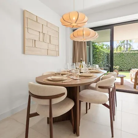 Апартаменти Oasis 325 Hideaway Luxe Garden